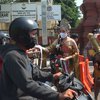 Maha Patih Gajah Mada dan Ratu Tribuana Tungga Dewi Bagi Masker di Mojokerto