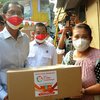 Tanggulangi Pandemi, Seluruh Elemen Surabaya Bergerak Serentak Bagikan Sembako ke Warga