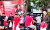 Semarak HUT RI Ke-77, DPC PDI-P Gresik Bagikan Ribuan Bendera Merah Putih