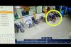 Menyaru Jadi Jemaah, Pria di Mojokerto Terekam CCTV Curi Sepeda Dikejar Anak-anak