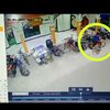 Menyaru Jadi Jemaah, Pria di Mojokerto Terekam CCTV Curi Sepeda Dikejar Anak-anak