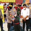 Kapolda Jatim Tinjau Vaksinasi dan Pengukuhan Orang Asuh di Ponorogo