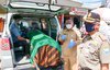 Tak Pakai Masker Warga Probolinggo akan Dimasukkan Mobil Ambulans Bersama Keranda Jenazah