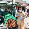 Tak Pakai Masker Warga Probolinggo akan Dimasukkan Mobil Ambulans Bersama Keranda Jenazah