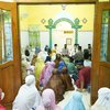 Warga Lingkungan Trenggilis Membludak Ikut Salat Subuh Berjemaah dengan Ning Ita