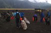 Warga Tengger Bersama Relawan Bersihkan Sampah Pasca Yadnya Kasada Bromo