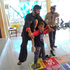 Tingkatkan Imunitas, Warok dan Badut Polisi Ajak Anak-anak Bermain