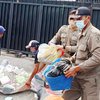 Satpol PP Surabaya Tertibkan Pedagang Gembong di Pinggir Jalan