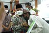 Terharu Merasa Diperhatikan, Guru Ngaji Menangis Peluk Bupati Situbondo