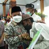 Terharu Merasa Diperhatikan, Guru Ngaji Menangis Peluk Bupati Situbondo