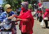 Srikandi PDI P Probolinggo Bagikan Tahu di Momen Peringatan Hari Kartini