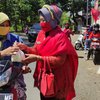 Srikandi PDI P Probolinggo Bagikan Tahu di Momen Peringatan Hari Kartini
