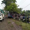 Hindari Tabrakan di Madiun, Bus Sumber Selamat Terbalik