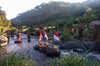Komunitas Pecinta Lingkungan Kibarkan Sang Saka Merah Putih di Tengah Sungai