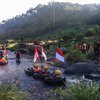 Komunitas Pecinta Lingkungan Kibarkan Sang Saka Merah Putih di Tengah Sungai
