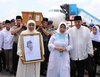 Jenazah Gus Sholah Tiba di Bandara Juanda