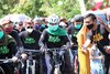 <em>Gowes</em> Bagi-Bagi Masker, Khofifah Sampaikan Spirit Pemulihan Ekonomi Nasional