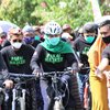 <em>Gowes</em> Bagi-Bagi Masker, Khofifah Sampaikan Spirit Pemulihan Ekonomi Nasional