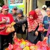 Dari Wartawan untuk Warga, KWGe Tebar Daging Kurban bagi Pedagang hingga Tukang Becak