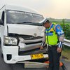 Hiace Bawa Wisatawan Asing Tabrak Avanza di Tol Surabaya-Mojokerto