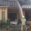 Pabrik Sepatu Rumahan di Sooko Terbakar, Satu Pekerja Luka Bakar Ringan