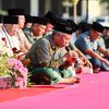 Delapan Ribuan Warga Salat Istisqa Bareng Khofifah di Mapolda Jatim