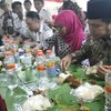 Raih Kemenangan Pilgub Khoffiah-Emil Makan Nasi Kroyoan