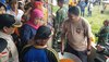 Tinjau Korban Banjir Bondowoso, Khofifah Ikut Masak Nasi di Dapur Umum
