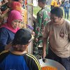 Tinjau Korban Banjir Bondowoso, Khofifah Ikut Masak Nasi di Dapur Umum