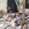 Viral Nenek di Ponorogo Hidup di Rumahnya Bersama Tumpukan Sampah Plastik, Begini Kisahnya