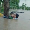 Foto Nenek Gendong Bocah Saat Banjir Bikin Ribut Netizen