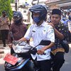 Anggota DPRD Lamongan Antar Para Demonstran Melanjutkan Aksinya ke Gedung Pemkab