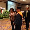 Penyandang Difabel Ini Raih Gelar Magister