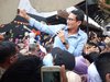 Diserbu Emak-emak, Sandiaga Naik Kursi