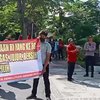 Desak Anggota DPRD Pelaku KDRT Ditahan, Massa Geruduk Kejari Banyuwangi