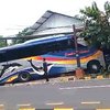 Tabrak Bus Parkir di Jalur Madiun – Surabaya, Sopir Truk Boks Tergencet