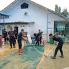 Brimob Sumut Bersihkan Lumpur di SMA Negeri 1 Tanjung Pura