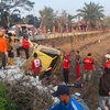 Truk Bermuatan 1.050 Bata Ringan Terguling di Bypass Mojokerto