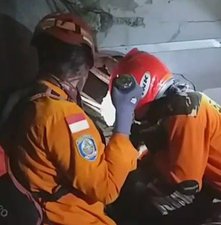 Bangunan Ponpes di Sidoarjo Ambruk, SAR Surabaya Evakuasi Korban yang