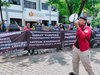 Tuntut Penggunaan Bantuan BNPB untuk Kampanye Pilkada Surabaya, Bawaslu Didemo