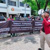 Tuntut Penggunaan Bantuan BNPB untuk Kampanye Pilkada Surabaya, Bawaslu Didemo