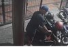 Pencuri Motor di Toko Roti Mojokerto Terekam Kamera CCTV