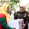 HBA ke-63, Kejati Jatim Bagikan Seratusan Paket Sembako ke Petugas Kebersihan