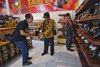Kunjungi Kota Mojokerto, FKDM Pemkab Paser Borong Sepatu dan Batik