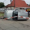 Ban Selip, Daihatsu Taruna Tabrak Palang Pintu Perlintasan Kereta Api di Ngawi