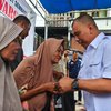 Salurkan Bantuan Paket Sembako di Jombang, Cak Sumardi Disambut Antusias oleh Ibu-ibu