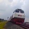 Masinis Sigap Hentikan Kereta, Perempuan di Rel Berhasil Diselamatkan