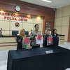 Ayah Tiri di Surabaya Tega Perkosa Dua Anak Kembar hingga Salah Satu Korban Hamil
 