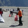 Empat Ton Sampah Diangkut Keluar Dari Bromo