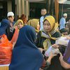 Istri Wartawan KWG Gresik Bagikan 400 Takjil, Habis dalam 10 Menit